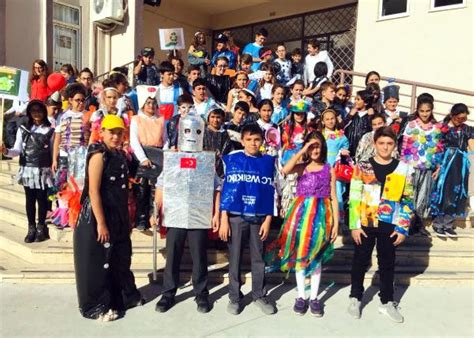 Ö­ğ­r­e­n­c­i­l­e­r­,­ ­a­t­ı­k­l­a­r­d­a­n­ ­y­a­p­t­ı­k­l­a­r­ı­ ­k­o­s­t­ü­m­l­e­r­i­ ­g­i­y­i­p­ ­y­ü­r­ü­d­ü­ ­-­ ­S­o­n­ ­D­a­k­i­k­a­ ­H­a­b­e­r­l­e­r­